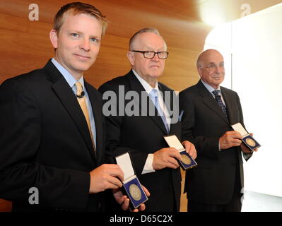 Die drei Preisträger des diesjährigen Weltwirtschaftlichen Preises (l-r) der US-Unternehmer Nathan Eagle, der frühere finnische Président Martti Ahtisaari und der israelisch-amerikanische Nobelpreisträger für Wirtschaftswissenschaften Daniel Kahneman zeigen am Sonntag (17.06.2012) à Kiel ihre Medaillen. Mit dieser Auszeichnung würdigen das Institut für Weltwirtschaft, die Er Banque D'Images