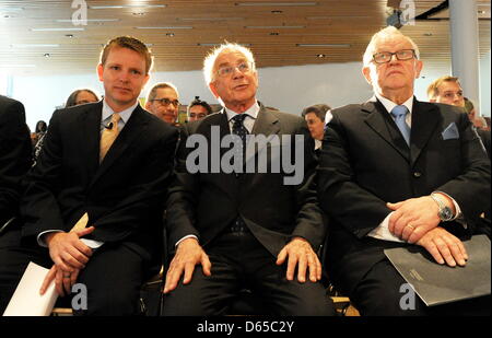 Die drei Preisträger des diesjährigen Weltwirschaftlichen Preises (l-r) der US-Unternehmer Nathan Eagle, der israelisch-amerikanische Nobelpreisträger für Wirtschaftswissenschaften Daniel Kahneman und der frühere finnische Président Martti Ahtisaari sitzen am Sonntag (17.06.2012) Bei der Preisverleihung à Kiel. Mit dieser Auszeichnung würdigen das Institut für Weltwirtschaft Banque D'Images