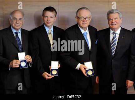 Die drei Preisträger des diesjährigen Weltwirschaftlichen Preises (l-r) der israelisch-amerikanische Nobelpreisträger für Wirtschaftswissenschaften Daniel Kahneman, der US-Unternehmer Nathan Eagle und der frühere finnische Président Martti Ahtisaari stehen am Sonntag (17.06.2012) à Kiel neben Bundespräsident Joachim Gauck. Mit dieser Auszeichnung würdigen das Institut für Nous Banque D'Images