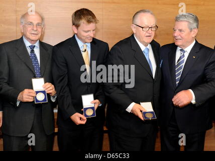 Die drei Preisträger des diesjährigen Weltwirschaftlichen Preises (l-r) der israelisch-amerikanische Nobelpreisträger für Wirtschaftswissenschaften Daniel Kahneman, der US-Unternehmer Nathan Eagle und der frühere finnische Président Martti Ahtisaari stehen am Sonntag (17.06.2012) à Kiel neben Bundespräsident Joachim Gauck. Mit dieser Auszeichnung würdigen das Institut für Nous Banque D'Images