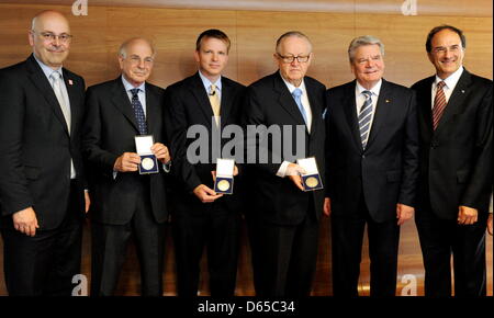 Neben dem Ministerpräsidenten Torsten Albig (SPD, l) stehen am Sonntag (17.06.2012) à Kiel Die drei Preisträger des diesjährigen Weltwirschaftlichen Preises (l-r) der israelisch-amerikanische Nobelpreisträger für Wirtschaftswissenschaften Daniel Kahneman, der US-Unternehmer Nathan Eagle und der frühere finnische Président Martti Ahtisaari beim Gruppenbild zusammen mit Bundes Banque D'Images