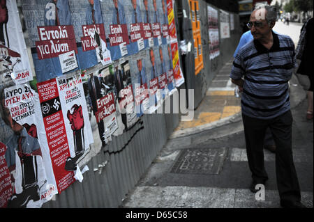 Un homme passe devant une série d'affiches électorales à Athènes, Grèce, le 15 juin 2012. Les élections parlementaires ont lieu en Grèce ce dimanche, 17 juin 2012. Photo : Emily Wabitsch Banque D'Images