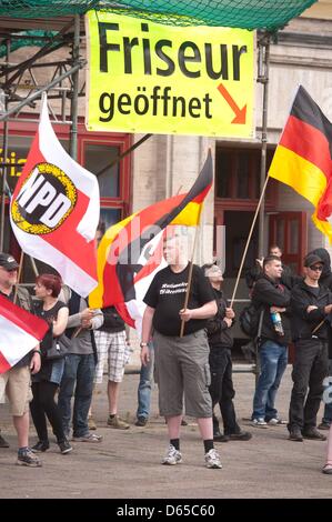 Les membres de l'extrême-droite NPD rassemblement à Strausberger Platz à Berlin, Allemagne, 17 juin 2012. Plusieurs dizaines d'extrémistes de droite ont assisté à la manifestation sous la devise 'alors qu'aujourd'hui - la liberté a pour pouvoir se battre - En mémoire de l'casalties du 17 juin 1953'. Photo : SEBASTIAN KAHNERT Banque D'Images