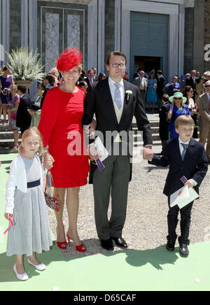 La Princesse Laurentien des Pays-Bas (C, L), le Prince Constantijn (C, R) et de leurs enfants, le comte Claus-Casimir (R) et de la Comtesse Leonore (L), assister au mariage de la princesse Maria Carolina et Albert Brenninkmeijer à la basilique de San Miniato al Monte de Florence, Italie, 16 juin 2012. Photo : Albert Nieboer - Pays-Bas OUT Banque D'Images