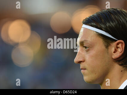 L'Allemagne Mesut Oezil sourit avant de l'UEFA EURO 2012 groupe B match de foot France contre l'Allemagne à Arena Lviv de Lviv, Ukraine, 17 juin 2012. Photo : Marcus Brandt dpa (veuillez vous reporter aux chapitres 7 et 8 de l'http://dpaq.de/Ziovh de l'UEFA Euro 2012 Termes & Conditions) Banque D'Images