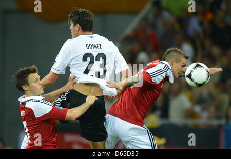 L'Allemagne Mario Gomez (C) convoite la la balle avec le Danemark du William Kvist et Daniel Agger (R) au cours de l'UEFA EURO 2012 groupe B match de foot France contre l'Allemagne à Arena Lviv de Lviv, Ukraine, 17 juin 2012. Photo : Marcus Brandt dpa (veuillez vous reporter aux chapitres 7 et 8 de l'http://dpaq.de/Ziovh de l'UEFA Euro 2012 Termes & Conditions)  + + +(c) afp - Bildfunk + + + Banque D'Images