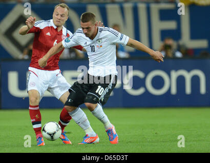 L'Allemagne Lukas Podolski (R) convoite la la balle avec le Danemark Lars Jacobsen pendant l'UEFA EURO 2012 groupe B match de foot France contre l'Allemagne à Arena Lviv de Lviv, Ukraine, 17 juin 2012. Photo : Andreas Gebert dpa (veuillez vous reporter aux chapitres 7 et 8 de l'http://dpaq.de/Ziovh de l'UEFA Euro 2012 Termes & Conditions)  + + +(c) afp - Bildfunk + + + Banque D'Images