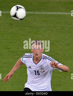 L'Allemagne Lars Bender en action pendant l'UEFA EURO 2012 groupe B match de foot France contre l'Allemagne à Arena Lviv de Lviv, Ukraine, 17 juin 2012. Photo : Thomas Eisenhuth dpa (veuillez vous reporter aux chapitres 7 et 8 de l'http://dpaq.de/Ziovh de l'UEFA Euro 2012 Termes & Conditions)  + + +(c) afp - Bildfunk + + + Banque D'Images