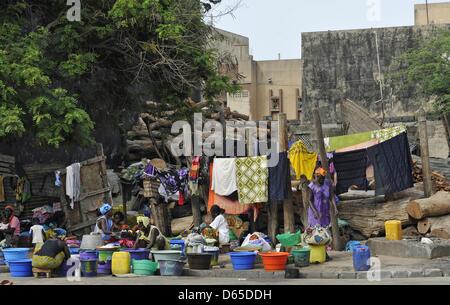 Fichier - Un fichier photo datée du 28 juin 2011 montre que les femmes faire le lavage à Dakar, Sénégal. Photo : Ursula Dueren Banque D'Images