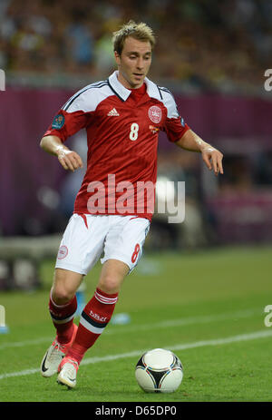 Christian du Danemark Eriksen s'exécute avec la balle pendant l'UEFA EURO 2012 groupe B match de foot France contre l'Allemagne à Arena Lviv de Lviv, Ukraine, 17 juin 2012. Photo : Andreas Gebert dpa (veuillez vous reporter aux chapitres 7 et 8 de l'http://dpaq.de/Ziovh de l'UEFA Euro 2012 Termes & Conditions) Banque D'Images