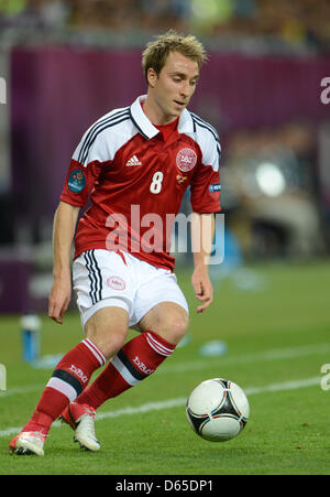 Christian du Danemark Eriksen s'exécute avec la balle pendant l'UEFA EURO 2012 groupe B match de foot France contre l'Allemagne à Arena Lviv de Lviv, Ukraine, 17 juin 2012. Photo : Andreas Gebert dpa (veuillez vous reporter aux chapitres 7 et 8 de l'http://dpaq.de/Ziovh de l'UEFA Euro 2012 Termes & Conditions) Banque D'Images