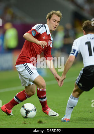 Christian du Danemark Eriksen s'exécute avec la balle pendant l'UEFA EURO 2012 groupe B match de foot France contre l'Allemagne à Arena Lviv de Lviv, Ukraine, 17 juin 2012. Photo : Andreas Gebert dpa (veuillez vous reporter aux chapitres 7 et 8 de l'http://dpaq.de/Ziovh de l'UEFA Euro 2012 Termes & Conditions) Banque D'Images