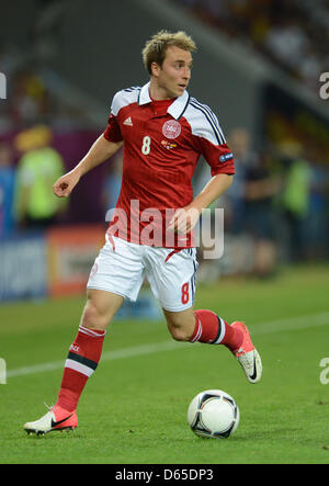 Christian du Danemark Eriksen s'exécute avec la balle pendant l'UEFA EURO 2012 groupe B match de foot France contre l'Allemagne à Arena Lviv de Lviv, Ukraine, 17 juin 2012. Photo : Andreas Gebert dpa (veuillez vous reporter aux chapitres 7 et 8 de l'http://dpaq.de/Ziovh de l'UEFA Euro 2012 Termes & Conditions) Banque D'Images