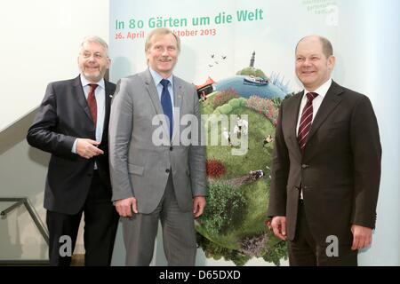 Directeur général de la société spectacle horticole allemand Jochen Sandner (L-R), directeur général de l'Agence internationale de l'Horticultural Show (IGS) Heiner Baumgarten et maire de Hambourg l'Olaf Scholz (SPD) posent devant une affiche au cours de la conférence de presse d'ouverture de l'IGS, Hambourg 2013 à Hambourg, Allemagne, 12 avril 2013. L'horticultural show aura lieu entre le 26 mars et le 13 octobre 2013. Photo : BODO MARKS Banque D'Images