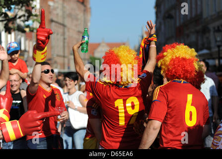 Les fans de football espagnol célébrer dans le centre-ville de Gdansk avant l'UEFA EURO 2012 groupe C match de foot France contre l'Espagne à Arena Gdansk à Gdansk, Pologne, 18 juin 2012. Photo : Andreas Gebert dpa  + + +(c) afp - Bildfunk + + + Banque D'Images