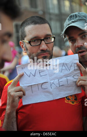 Les fans de football espagnol vendez des billets dans le centre ville de Gdansk avant l'UEFA EURO 2012 groupe C match de foot France contre l'Espagne à Arena Gdansk à Gdansk, Pologne, 18 juin 2012. Photo : Andreas Gebert dpa  + + +(c) afp - Bildfunk + + + Banque D'Images