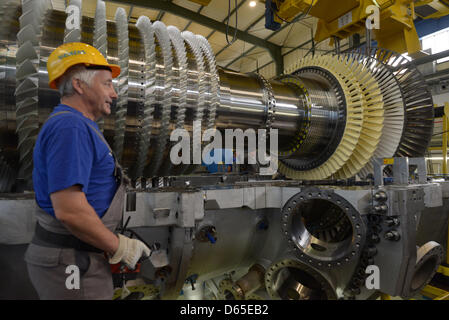 Siemens AG employés travaillent dans thefinal assemblée générale de l'usine de turbine à gaz à Berlin, Allemagne, le 25 mai 2012. Photo : Rainer Jensen Banque D'Images