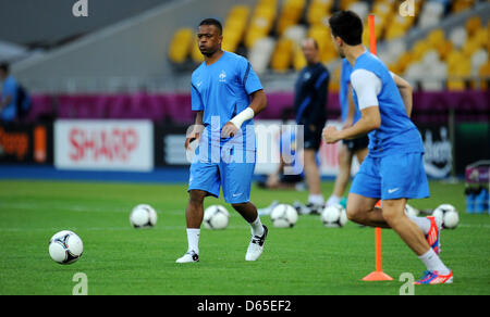 France's Patrice Evra (L) pendant une session de formation de l'équipe nationale de soccer au NSC Olimpiyskiy Stade Olympique de Kiev, Kiev, Ukraine, le 18 juin 2012. Photo : Thomas Eisenhuth dpa (veuillez vous reporter aux chapitres 7 et 8 de l'http://dpaq.de/Ziovh de l'UEFA Euro 2012 Termes & Conditions)  + + +(c) afp - Bildfunk + + + Banque D'Images