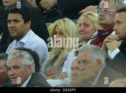 La chanteuse colombienne Shakira (C), petite amie de l'Espagne, de Gerard Pique vu sur les stands pendant l'UEFA EURO 2012 groupe C match de foot France contre l'Espagne à Arena Gdansk à Gdansk, Pologne, 18 juin 2012. Photo : Marcus Brandt dpa (veuillez vous reporter aux chapitres 7 et 8 de l'http://dpaq.de/Ziovh de l'UEFA Euro 2012 Termes & Conditions)  + + +(c) afp - Bildfunk + + + Banque D'Images
