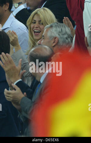 La chanteuse colombienne Shakira (haut), petite amie de l'Espagne, de Gerard Pique vu sur les stands pendant l'UEFA EURO 2012 groupe C match de foot France contre l'Espagne à Arena Gdansk à Gdansk, Pologne, 18 juin 2012. Photo : Marcus Brandt dpa (veuillez vous reporter aux chapitres 7 et 8 de l'http://dpaq.de/Ziovh de l'UEFA Euro 2012 Termes & Conditions)  + + +(c) afp - Bildfunk + + + Banque D'Images