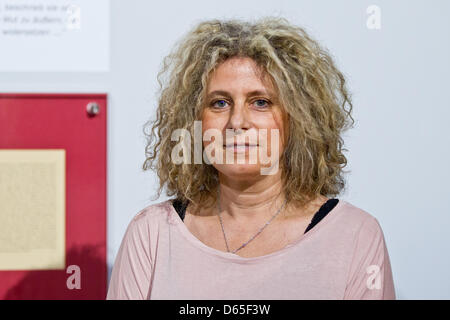 Artiste et photographe français Linda Ellia est représenté au centre de documentation des motifs de ralliement du parti nazi à Nuremberg, Allemagne, 18 juin 2012. Ellia a demandé plus de six cents personnes de 17 pays de s'engager avec Hitler's 'Mein Kampf' et design, commenter ou estrange une page du livre. L'exposition de cet art projet est présenté au centre de documentation entre 20 Banque D'Images