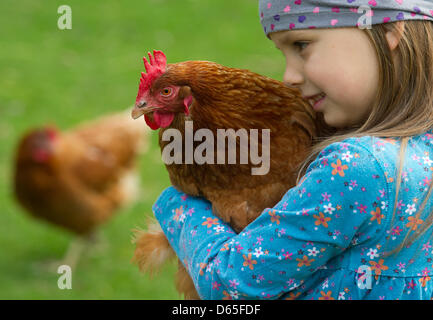(ILLUSTRATION - PARUTION DU MODÈLE) une illustration du 5 juin 2012 montre cinq ans Amy tenant une poule dans ses bras dans une ferme de Sieversdorf, Allemagne. 250 exploitations agricoles, pêches et de pépinières participera à la 18e 'Brandenburger Landpartie' (Pays de Brandebourg) sortie sur le week-end des 9 et 10 juin 2012 offrant aux visiteurs de mieux comprendre la vie à la ferme au moyen d'un large éventail de Banque D'Images