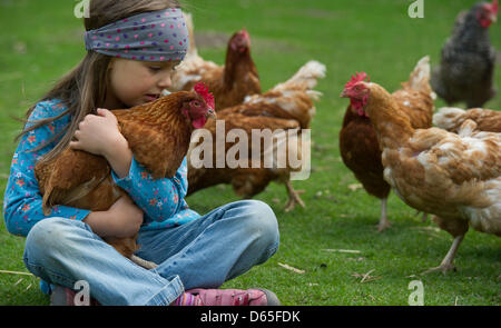 (ILLUSTRATION - PARUTION DU MODÈLE) une illustration du 5 juin 2012 montre cinq ans Amy tenant une poule dans ses bras dans une ferme de Sieversdorf, Allemagne. 250 exploitations agricoles, pêches et de pépinières participera à la 18e 'Brandenburger Landpartie' (Pays de Brandebourg) sortie sur le week-end des 9 et 10 juin 2012 offrant aux visiteurs de mieux comprendre la vie à la ferme au moyen d'un large éventail de Banque D'Images