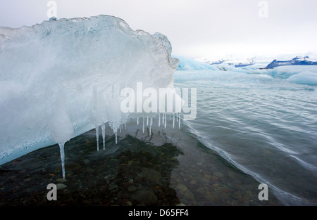 Un morceau de glace fondante dans le lagon de jökulsárlón en Islande en hiver Banque D'Images