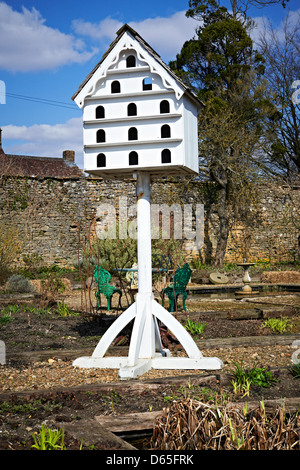 Un pigeonnier dans un jardin clos sur un jour de printemps ensoleillé Banque D'Images