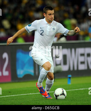 Le Français Mathieu Debuchy en action pendant l'UEFA EURO 2012 GROUPE D match de foot de la Suède contre la France au NSC Olimpiyskiy Stade Olympique de Kiev, l'Ukraine, 18 juin 2012. Photo : Thomas Eisenhuth dpa (veuillez vous reporter aux chapitres 7 et 8 de l'http://dpaq.de/Ziovh de l'UEFA Euro 2012 Termes & Conditions) Banque D'Images