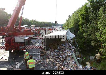 Un grave accident impliquant un camion a eu lieu sur l'A3 en direction de Würzburg entre Behringersdorf et Nuremberg-Moegeldorf, Allemagne, 19 juin 2012. La cause de la collision entre un camion et une voiture est inconnu. Le camion est parti de l'autoroute et s'est heurtée à un mur de protection contre le bruit. Le conducteur du camion était coincé dans et est mort sur la scène. Photo : News5/Sven Grundmann Banque D'Images