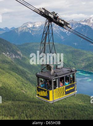 Le Téléphérique Eibsee est représenté sur son chemin vers le haut de près de Zugspitze Garmisch-Partenkirchen, Allemagne, 06 juin 2012. Photo : Marc Mueller Banque D'Images