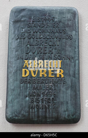 Un signe en laiton est représentée dans l'endroit où la maison des parents du peintre Albrecht Duerer se tenait à Nuremberg, Allemagne, 20 juin 2012. Plus de 50 000 personnes en sont déjà venus à voir l'exposition complète Duerer à Nuremberg. Beaucoup de visiteurs s'arrêter par le vieux Burg trimestre où Duerer a grandi par la suite. Photo : DANIEL KARMANN Banque D'Images