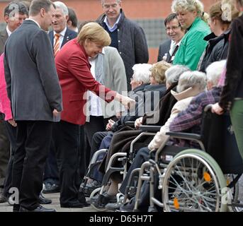 Melle, Allemagne. 12 avril 2013. La chancelière allemande Angela Merkel accueille résidants âgés au cours de sa visite d'une maison de retraite à Melle, Allemagne, vendredi, 12 avril 2013. Photo : Martin Meissner/dpa/Alamy Live News Banque D'Images