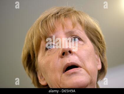 Melle, Allemagne. 12 avril 2013. La chancelière allemande Angela Merkel parle aux médias lors d'une visite à une maison de retraite à Melle, Allemagne, 12 avril 2013 12. Photo : MARTIN MEISSNER/dpa/Alamy Live News Banque D'Images