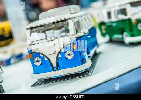 Un modèle de brique Lego VW Camper Van Banque D'Images