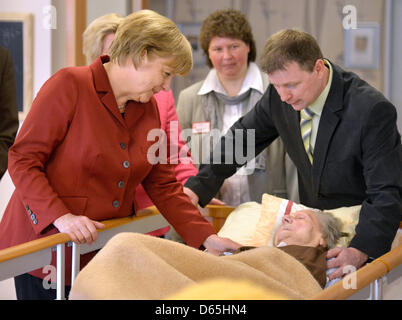 Melle, Allemagne. 12 avril 2013. La chancelière allemande Angela Merkel accueille résidants âgés lors de sa visite à une maison de retraite à Melle, Allemagne, 12 avril 2013. Photo : MARTIN MEISSNER/dpa/Alamy Live News Banque D'Images