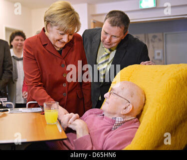 Melle, Allemagne. 12 avril 2013. La chancelière allemande Angela Merkel accueille résidants âgés au cours de sa visite d'une maison de retraite à Melle, Allemagne, 12 avril 2013. Photo : MARTIN MEISSNER/dpa/Alamy Live News Banque D'Images