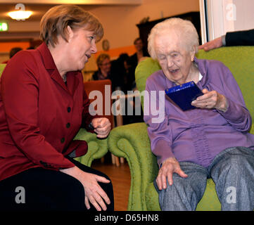 Melle, Allemagne. 12 avril 2013. La chancelière allemande Angela Merkel félicite Ruth résident à son Rosenstraeter 93th anniversaire lors d'une visite à une maison de retraite à Melle, Allemagne, 12 avril 2013. Photo : MARTIN MEISSNER/dpa/Alamy Live News Banque D'Images