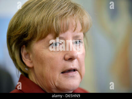 Melle, Allemagne. 12 avril 2013. La chancelière allemande Angela Merkel parle aux médias lors d'une visite à une maison de retraite à Melle, Allemagne, 12 avril 2013 12. Photo : MARTIN MEISSNER/dpa/Alamy Live News Banque D'Images