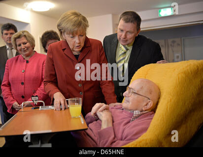 Melle, Allemagne. 12 avril 2013. La chancelière allemande Angela Merkel accueille résidants âgés au cours de sa visite d'une maison de retraite à Melle, Allemagne, 12 avril 2013. Photo : MARTIN MEISSNER/dpa/Alamy Live News Banque D'Images