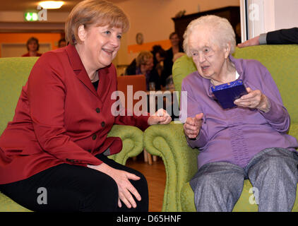 Melle, Allemagne. 12 avril 2013. La chancelière allemande Angela Merkel félicite Ruth résident à son Rosenstraeter 93th anniversaire lors d'une visite à une maison de retraite à Melle, Allemagne, 12 avril 2013. Photo : MARTIN MEISSNER/dpa/Alamy Live News Banque D'Images