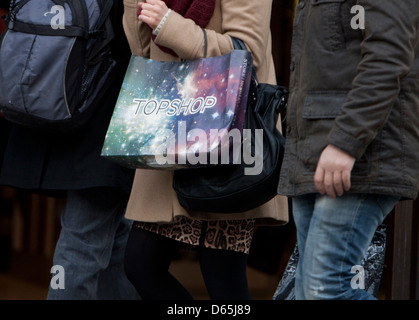 Sales et Shoppers in London's Oxford Street et Regent Street, aujourd'hui (06/12/2012), les achats de Noël à la suite du budget Banque D'Images