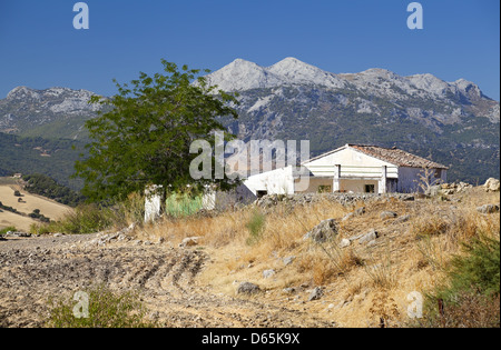 Villa espagnole avec des montagnes en arrière-plan Banque D'Images