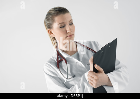 Young female doctor with stethoscope et le bloc-notes Banque D'Images
