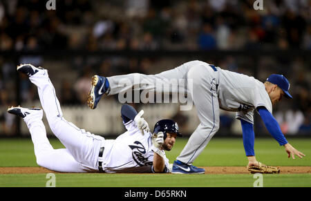 San Diego, Californie, États-Unis. Le 11 avril 2013. Les Aumôniers' Yonder Alonso revient sur le premier but en glissant sous les Dodgers' Mark Ellis sur un double jeu dans la deuxième manche au Petco Park de San Diego, jeudi. Obligatoire | Crédit photo : Photo Hayne Palmour IV/U-T San Diego (Image Crédit : Crédit : U-T San Diego/ZUMAPRESS.com/Alamy Live News) Banque D'Images