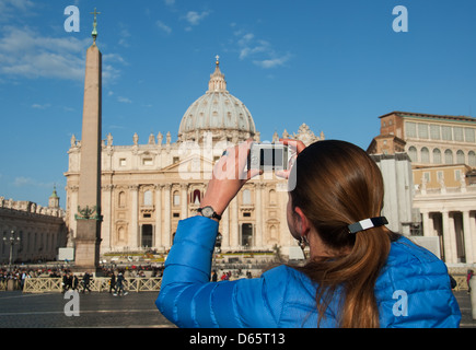 ROME, ITALIE. Un touriste de prendre une photo de la Basilique St Pierre dans la Cité du Vatican. L'année 2013. Banque D'Images