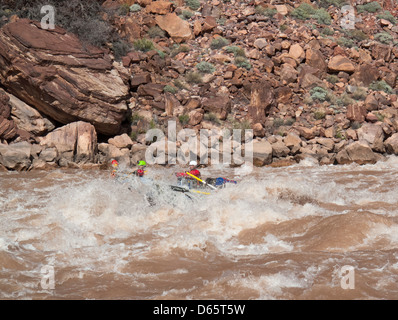 Le Parc National du Grand Canyon, Arizona - un radeau navigue Hance Rapids sur la rivière Colorado. Banque D'Images
