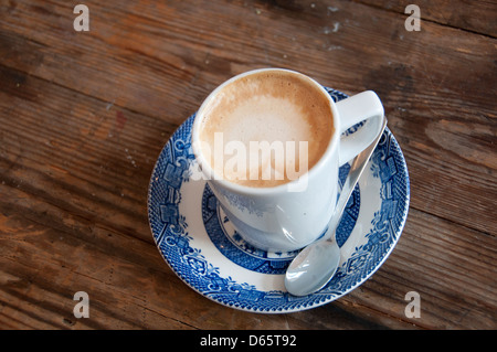 Hackney, Londres. Télévision en café blanc motif saule cup. Banque D'Images
