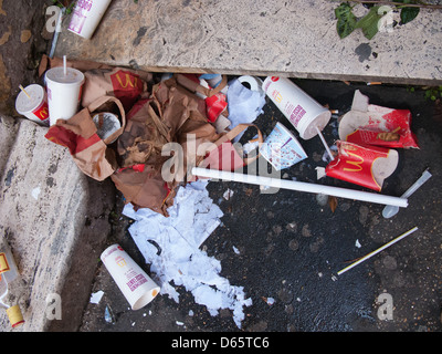 Fast food inesthétiques litière couché dans la rue. L'année 2013. Banque D'Images